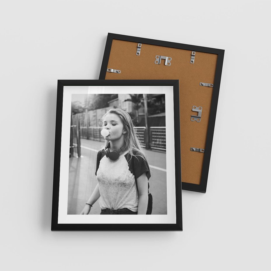 Plakat w ramie 40x50 - Letnia Młodość - nowoczesna fotografia, czarno biała - rama czarna
