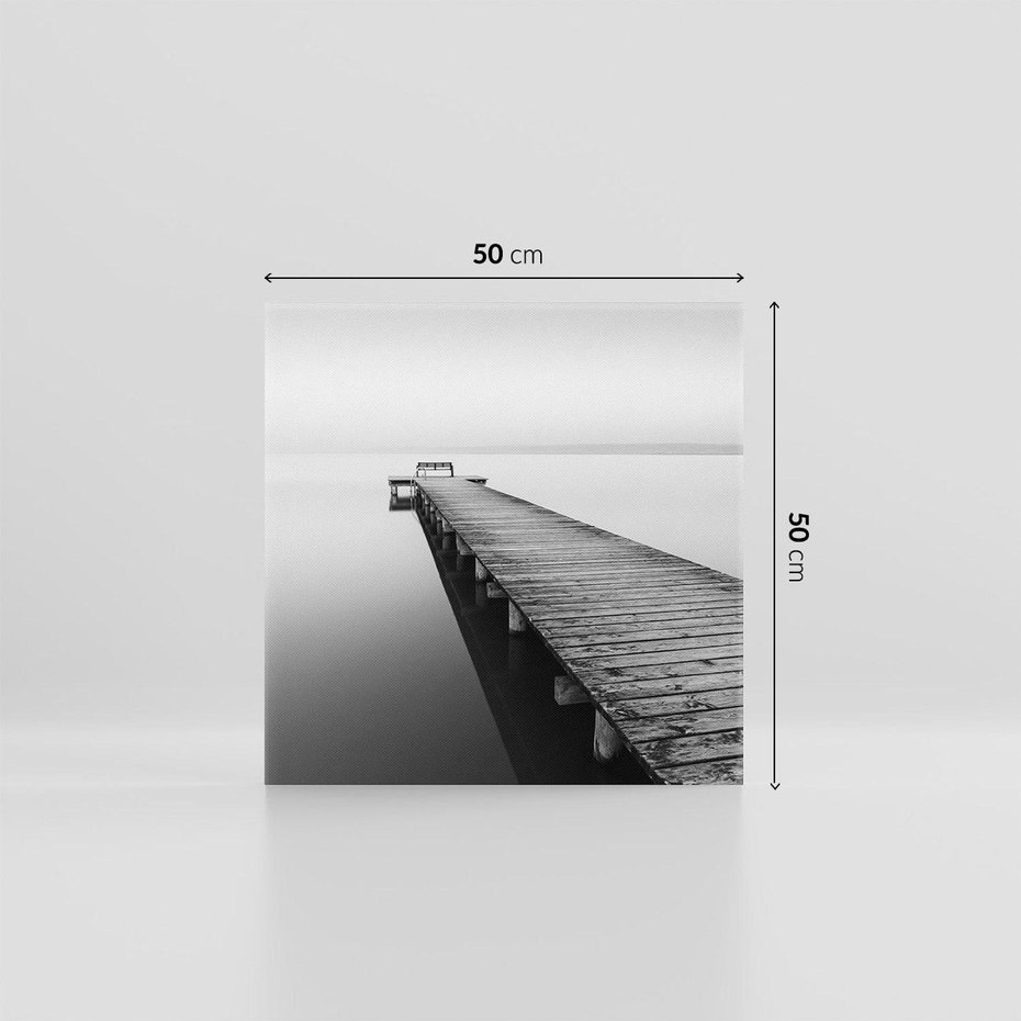 Obraz na płótnie 50x50 - Mglista Perspektywa - czarno biała fotografia, drewniany pomost na jeziorze