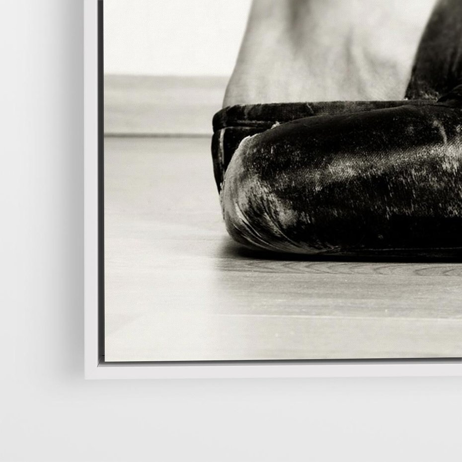 Obraz w ramie 70x50 - W Monochromatycznych Nutach - fotografia, czarno biała - rama biała