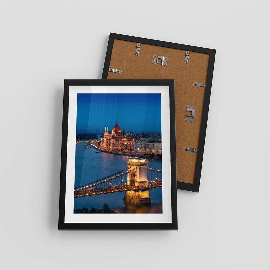 Plakat w ramie 30x40 - Mostowe miasto nocą - miasto, most - rama czarna