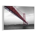 Obraz w ramie 100x70 - Majestatyczny Most - czarno biała fotografia, czerwony stalowy most nad rzeką - rama biała