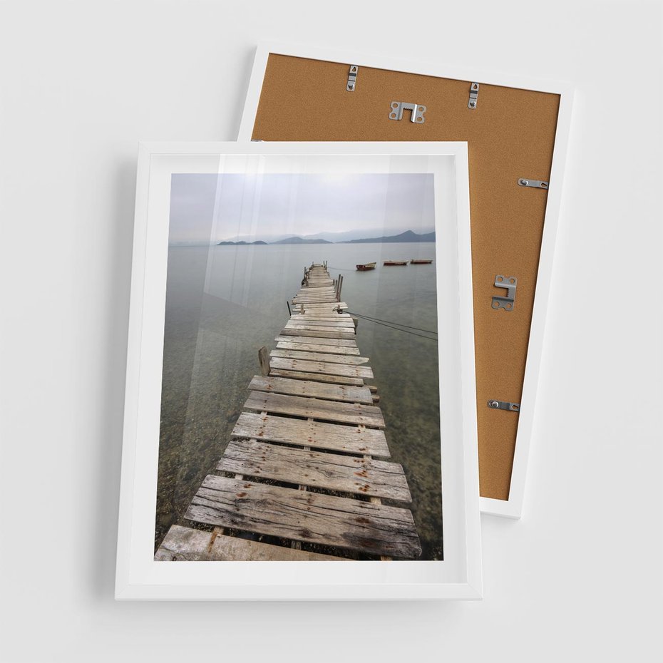 Plakat w ramie 50x70 - Jeziorne Refleksje - pomost, jezioro - rama biała