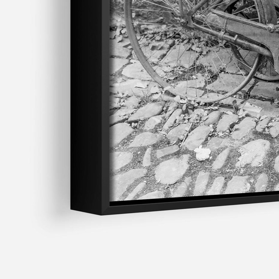 Obraz w ramie 100x70 - Zapomniany Urok - czarno biała fotografia, stary rower oparty o mur - rama czarna