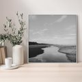 Obraz w ramie 80x80 - Nadmorska Melodia - czarno białe zdjęcie, plaża - rama biała