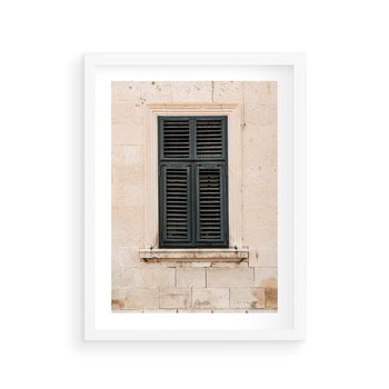 Plakat w ramie 50x70 - Urok Starego Okna z Zielonymi Okiennicami - stare okno, kamienica - rama biała