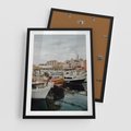Plakat w ramie 50x70 - Malowniczy Krajobraz Morski - morze, łódki - rama czarna