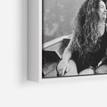 Obraz w ramie 80x80 - Księga mglistych marzeń - czarno biała fotografia, para zakochanych w łodzi - rama biała