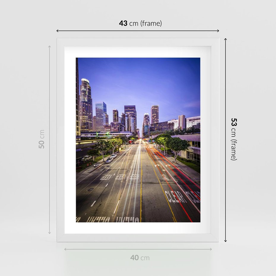 Plakat w ramie 40x50 - Światło nocnej ulicy - miasto, nocą - rama biała