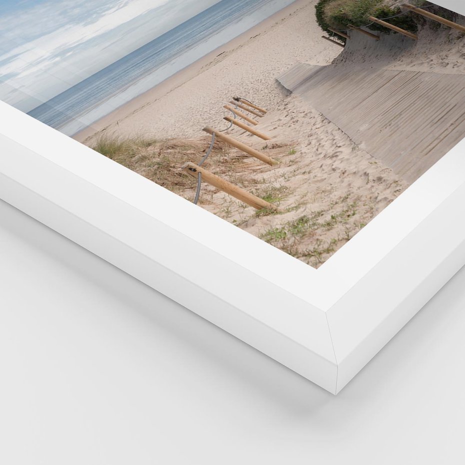 Plakat w ramie 50x70 - Plażowy pomost - plaża, pomost - rama biała