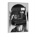 Obraz w ramie 80x120 - Mężczyzna za Aparatem - czarno białe zdjęcie, portret - rama biała