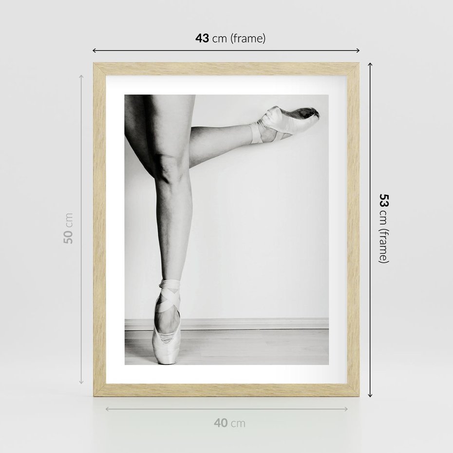 Plakat w ramie 40x50 - Tańcząca Delikatność - artystyczne zdjęcie, odcienie szarości - rama drewno