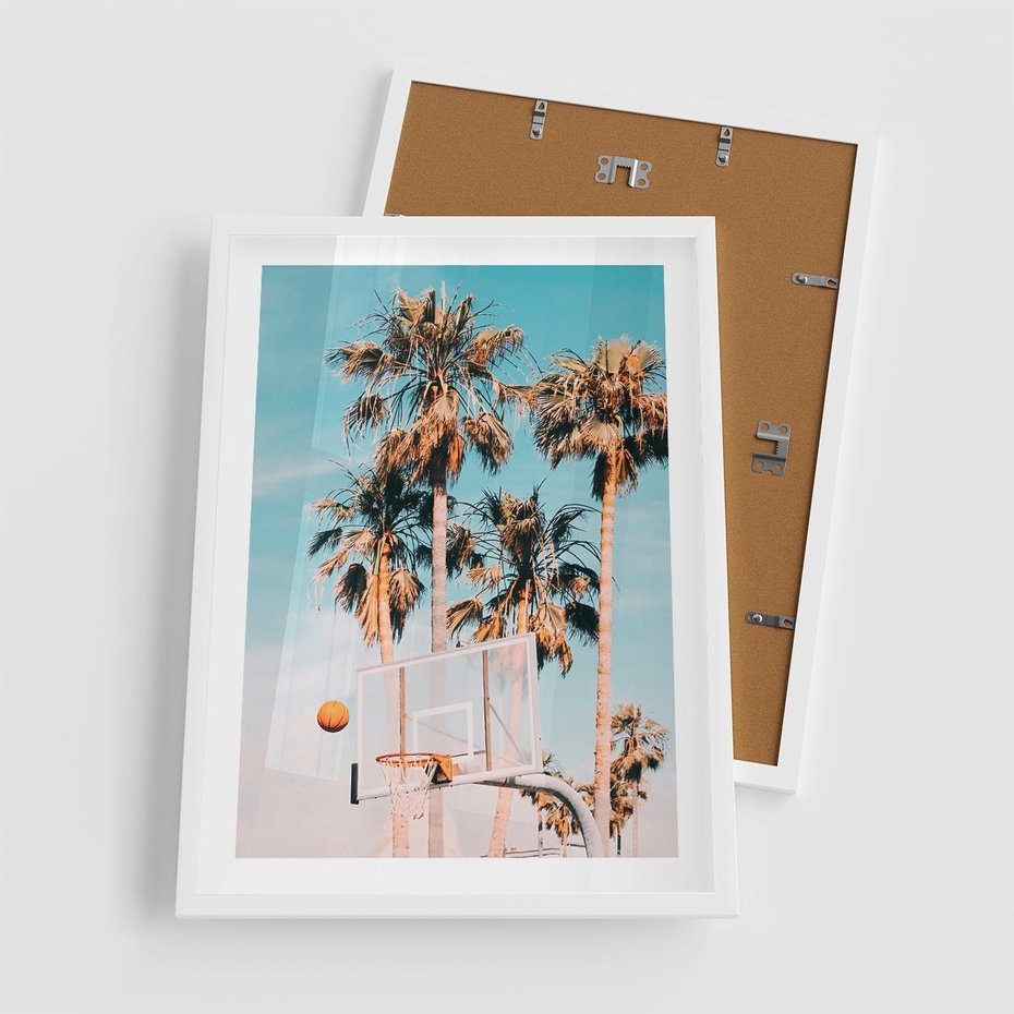 Plakat w ramie 50x70 - Egzotyczna Koszykówka - palmy na tle nieba, koszykówka - rama biała