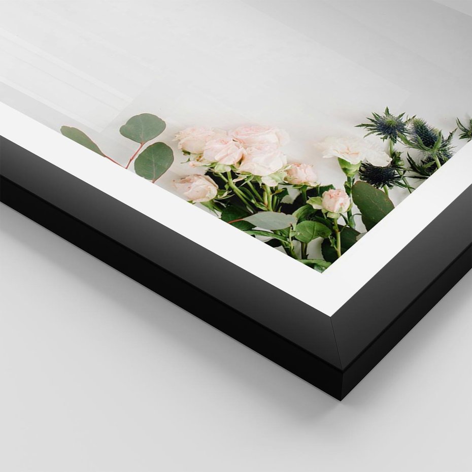 Plakat w ramie 40x50 - Kompozycja z Białych Róż i Eukaliptusa - kompozycja z białych kwiatów na białym tle, róże - rama czarna