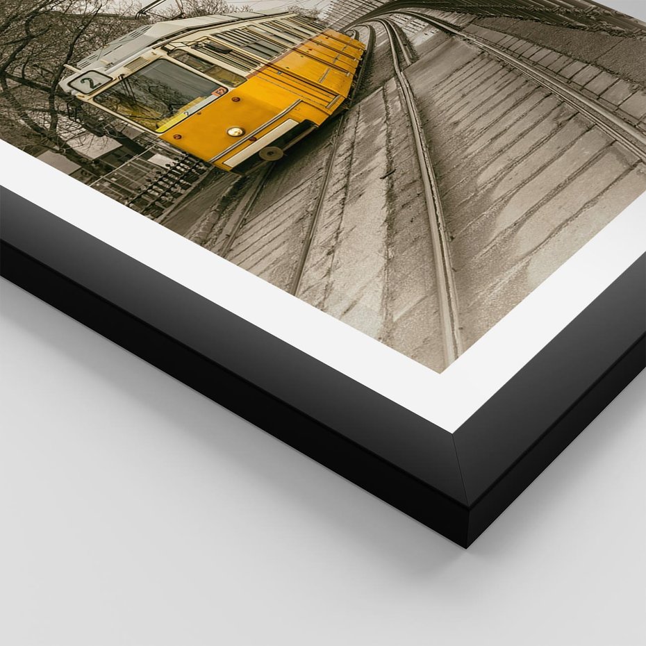 Plakat w ramie 40x50 - Tramwaj w Lizbonie - Lizbona, tramwaj - rama czarna