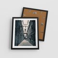 Plakat w ramie 40x50 - Odkryj tajemnice miasta - uliczka, perspektywa - rama czarna