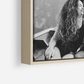 Obraz w ramie 80x80 - Księga mglistych marzeń - czarno biała fotografia, para zakochanych w łodzi - rama drewno