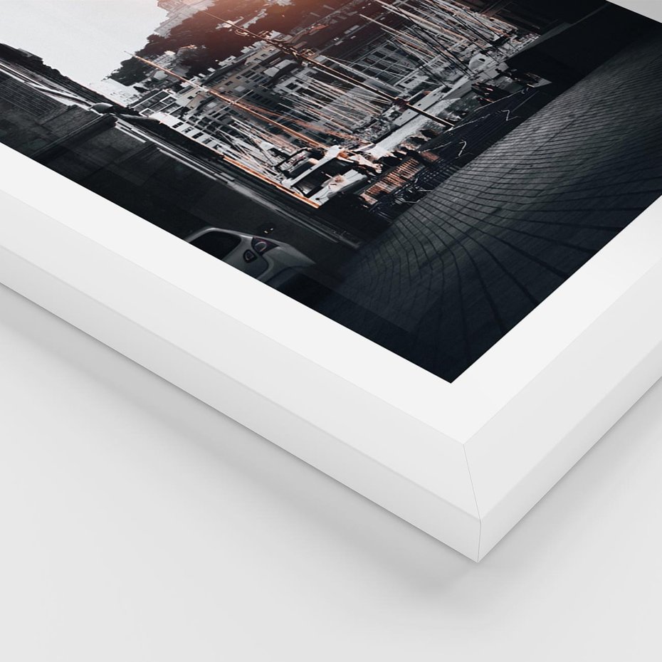 Plakat w ramie 30x40 - Światło Portowe - czarno białe zdjecie, uliczka w nadmorskim mieście - rama biała