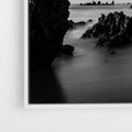 Obraz w ramie 100x70 - Harmonia świateł i cieni - zamglona dzika plaża, skały na plaży - rama biała