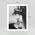 Plakat bez ramy 40x50 - Po Schodach w Dół - czarno białą fotgrafia, zakręcone schody w starek kamienicy