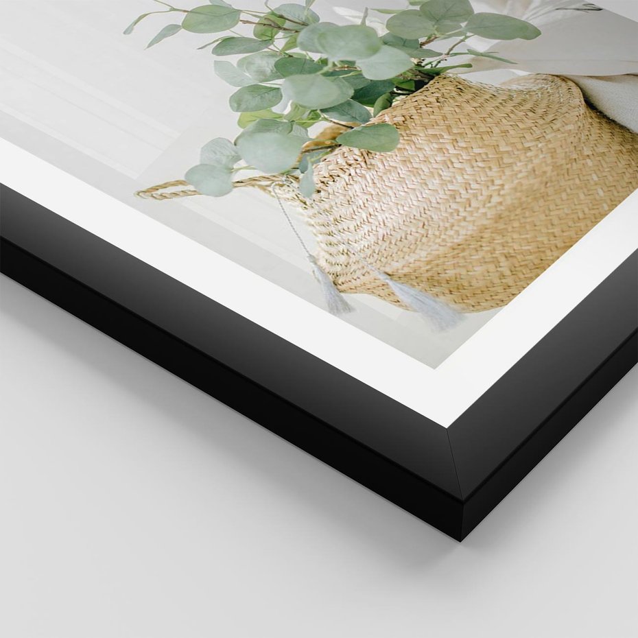 Plakat w ramie 50x70 - Eukaliptusowa Świeżość - eukaliptus, liście w koszu z wikliny - rama czarna