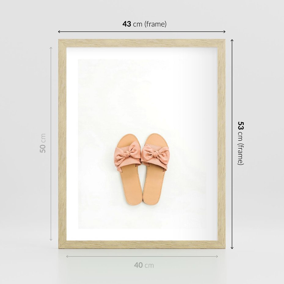 Plakat w ramie 40x50 - Minimalistyczna Moda: Klapki na Białym Tle - klapki, minimalizm - rama drewno