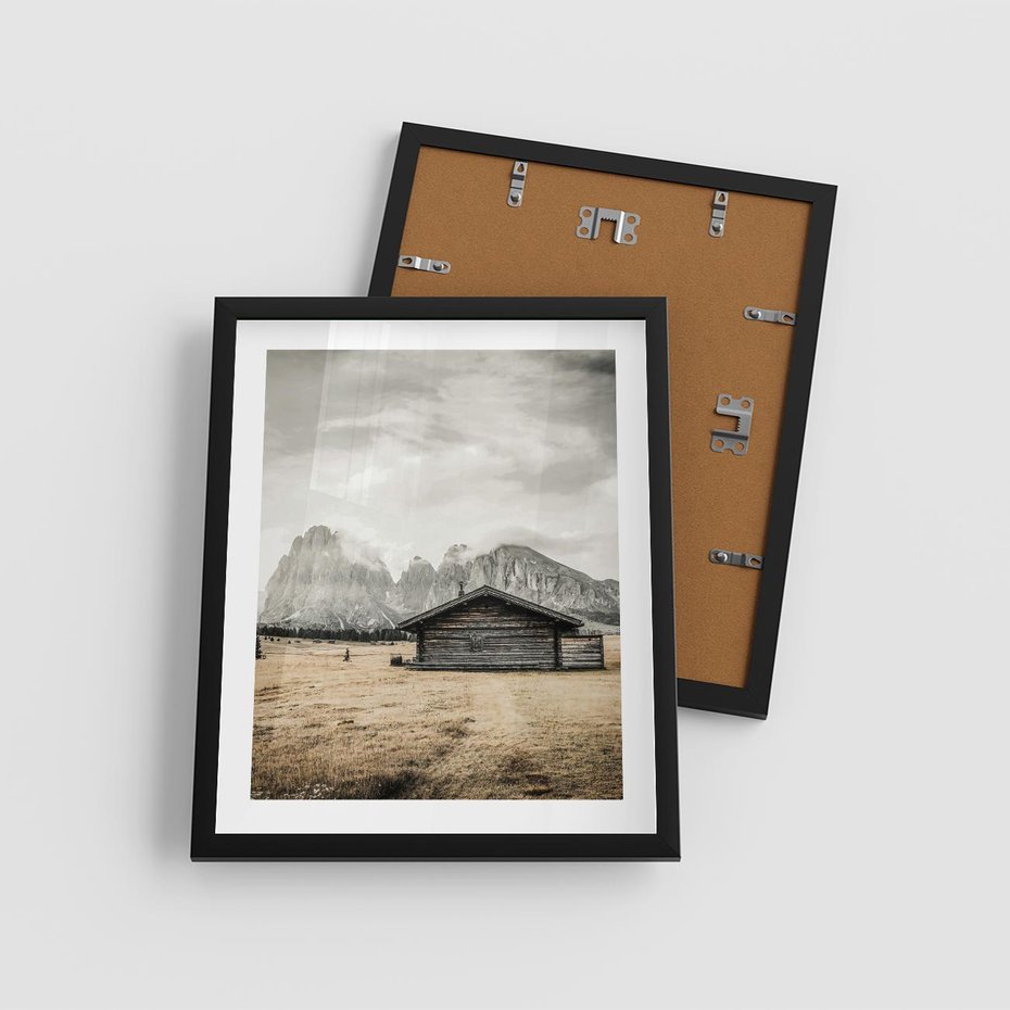 Plakat w ramie 40x50 - Surowa Przestrzeń i Górski Ustronny Azyl - chatka w górach, góry - rama czarna