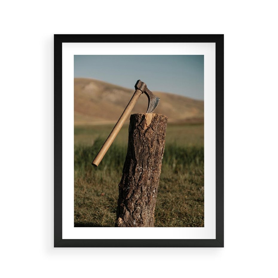 Plakat w ramie 40x50 - Lasowa siła w drewnie - las, siekiera - rama czarna