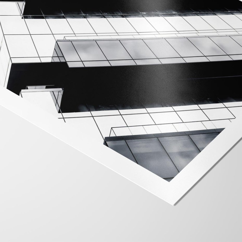 Plakat bez ramy 50x70 - Nowoczesna Surowość: Wieżowiec na Czarno-Białej Grafice - architektura, wieżowiec
