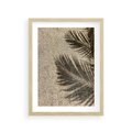 Plakat w ramie 30x40 - Plażowa Idylla - palma, cień na piasku - rama drewno