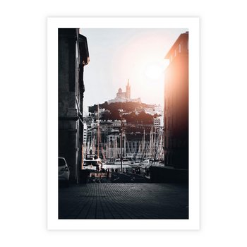 Plakat bez ramy 21x30 - Światło Portowe - czarno białe zdjecie, uliczka w nadmorskim mieście