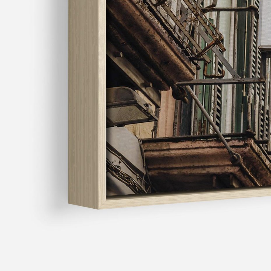 Obraz w ramie 70x50 - Magiczne Spacery - hotel, uliczka - rama drewno