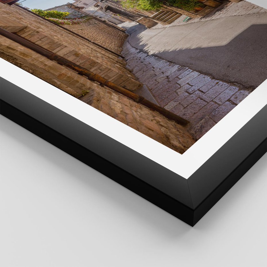 Plakat w ramie 50x70 - Uliczka Wakacyjnego Miasteczka - uliczka, wakacje - rama czarna