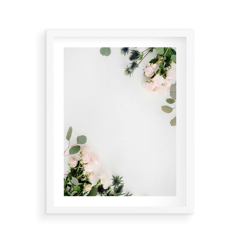 Plakat w ramie 40x50 - Kompozycja z Białych Róż i Eukaliptusa - kompozycja z białych kwiatów na białym tle, róże - rama biała