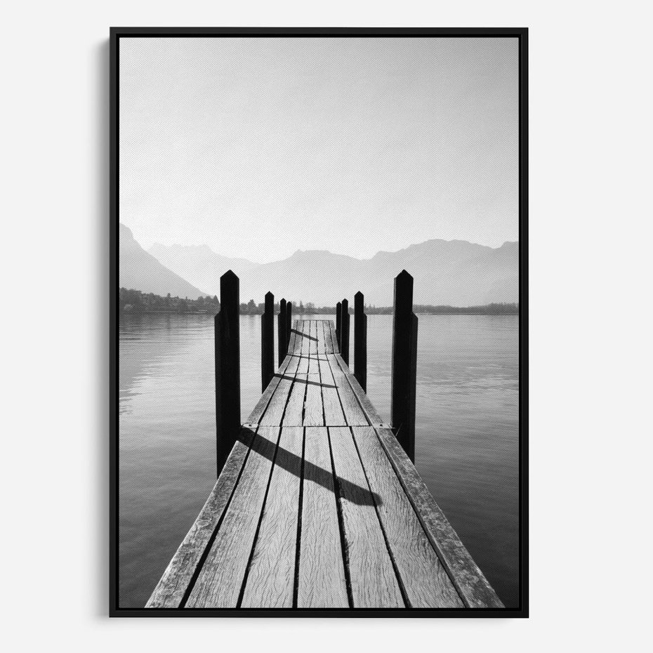 Obraz w ramie 70x100 - Spokojna Przystań - czarno biała fotografia, drewniany pomost na jeziorze - rama czarna
