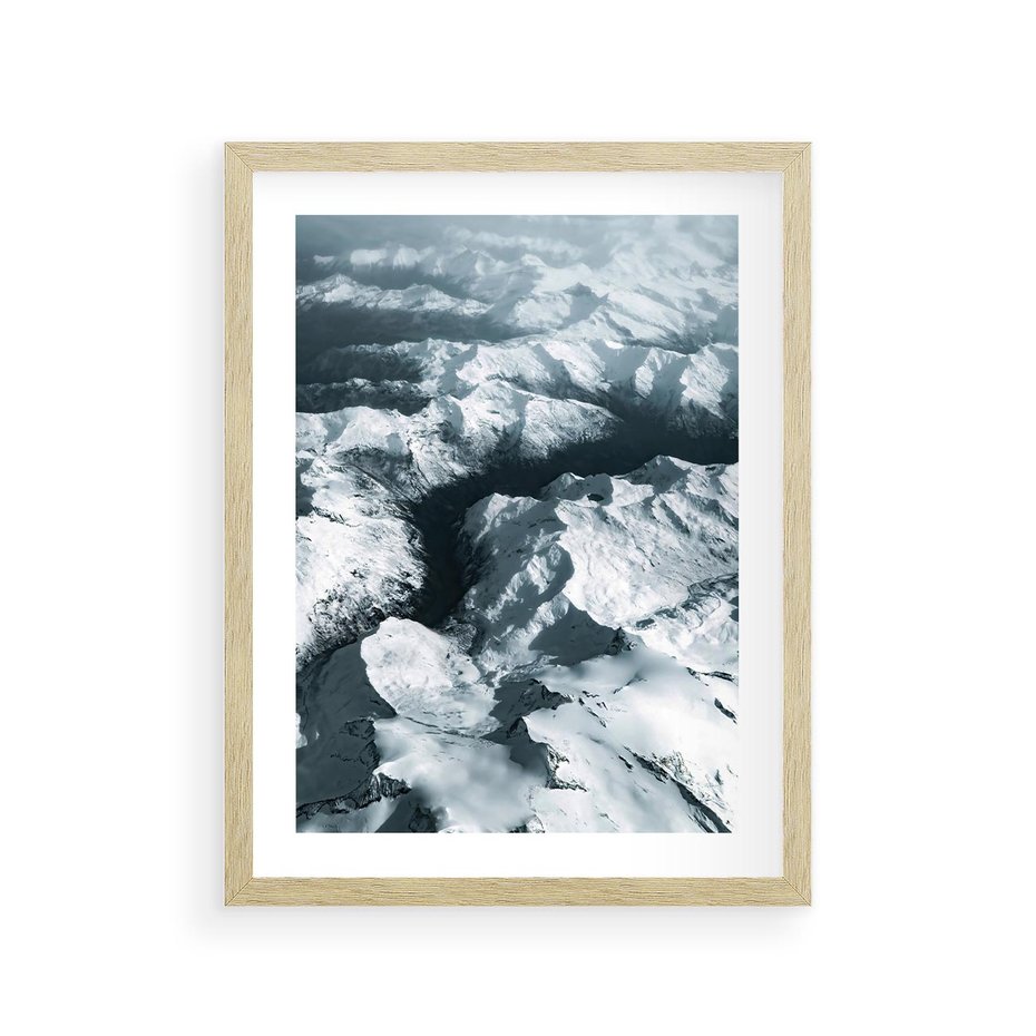Plakat w ramie 30x40 - Ośnieżone Szczyty z Wysoka - ośnieżone szczyt górskie, zdjęcie z lotu ptaka - rama drewno