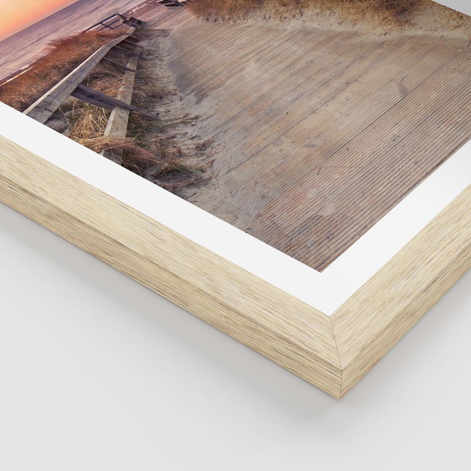 Plakat w ramie 30x40 - Spacer Wśród Przyboju - dróżka, morze - rama drewno