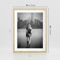 Plakat w ramie 30x40 - Kapiel w Mieście - czarno białe zdjęcie, kobieta wchodzi do wody - rama drewno