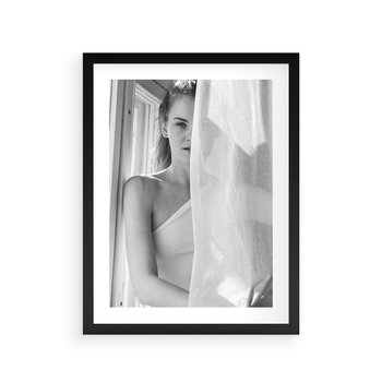 Plakat w ramie 30x40 - Za Firanką - czarno białe zdjecie, piękny portret eterycznej kobiety - rama czarna