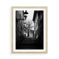 Plakat w ramie 50x70 - Ukryta Uliczka - czarno białe zdjęcie, schody - rama drewno