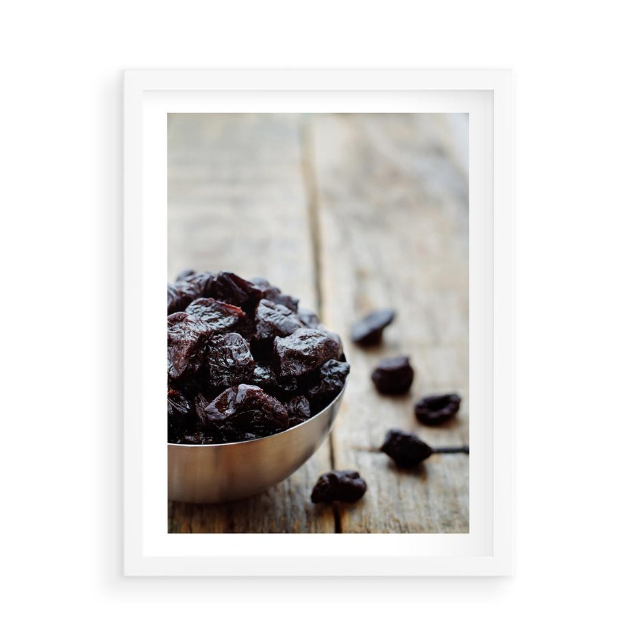 Plakat w ramie 50x70 - Smakowite rodzynki na talerzu - rodzynki, jedzenie - rama biała