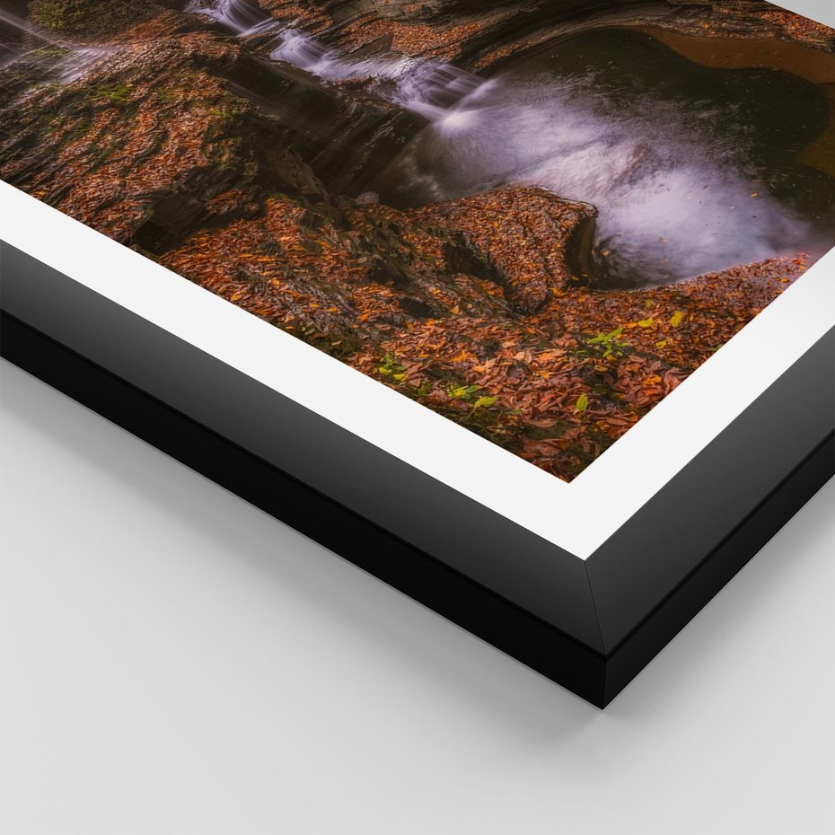Plakat w ramie 30x40 - Barwna Harmonia - strumień, las - rama czarna