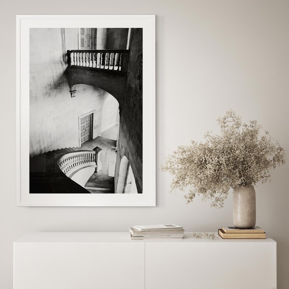 Plakat bez ramy 21x30 - Po Schodach w Dół - czarno białą fotgrafia, zakręcone schody w starek kamienicy