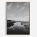 Obraz w ramie 80x120 - Nadmorska Melodia - czarno białe zdjęcie, plaża - rama drewno