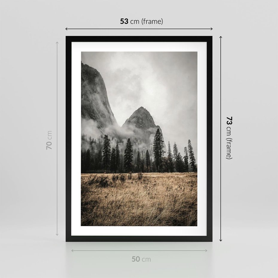 Plakat w ramie 50x70 - Mglisty Pejzaż Górski: Urok Niewidzialnośc - góry, krajobraz - rama czarna