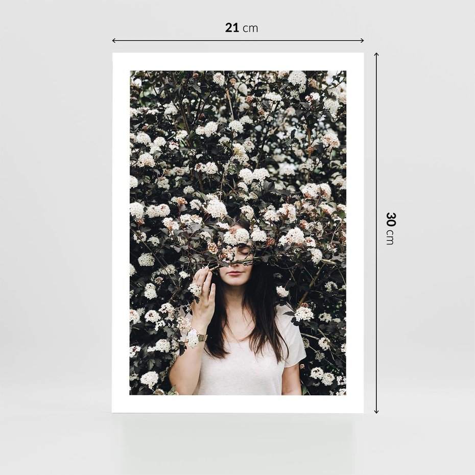 Plakat bez ramy 21x30 - Kobieta w Krzewie Kwiatów - krzak z kwiatami, schowana za nim kobieta