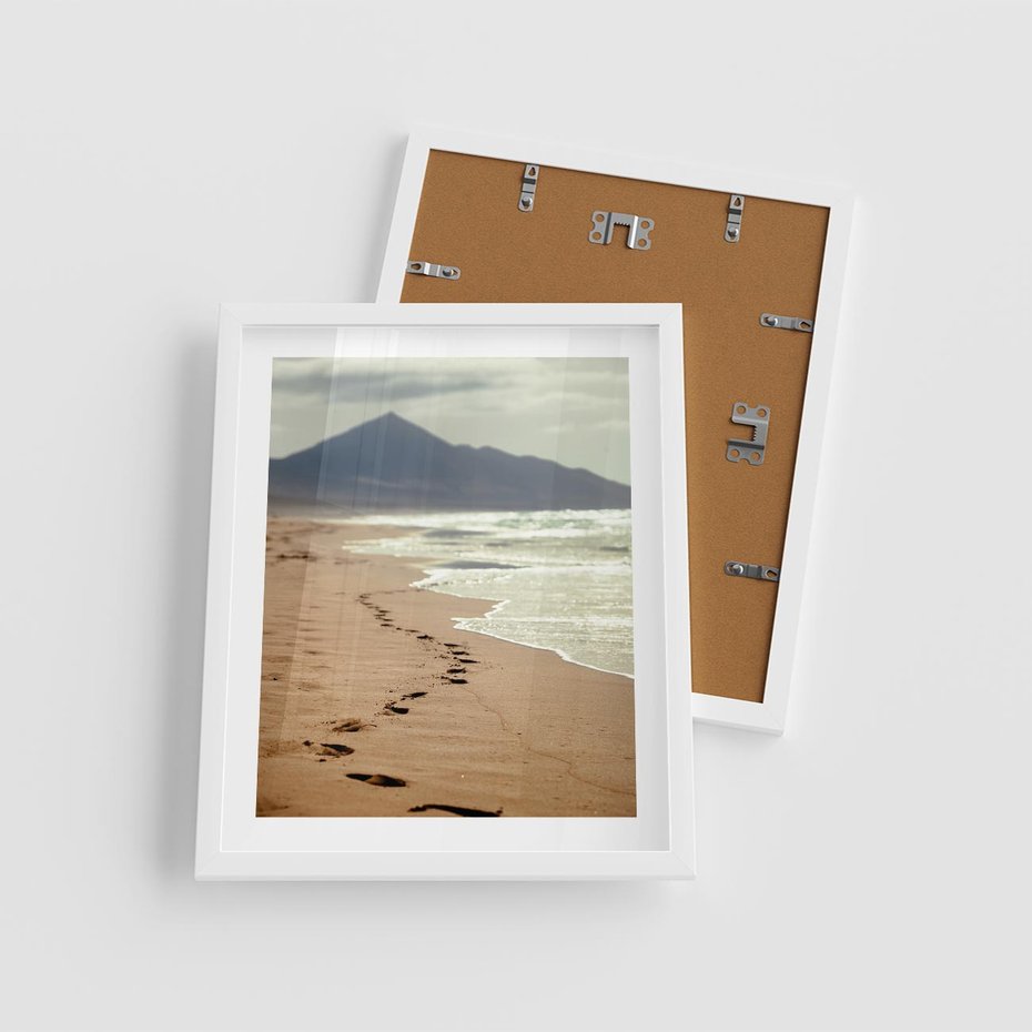 Plakat w ramie 40x50 - Ślady stóp na plaży - plaża, ślady - rama biała