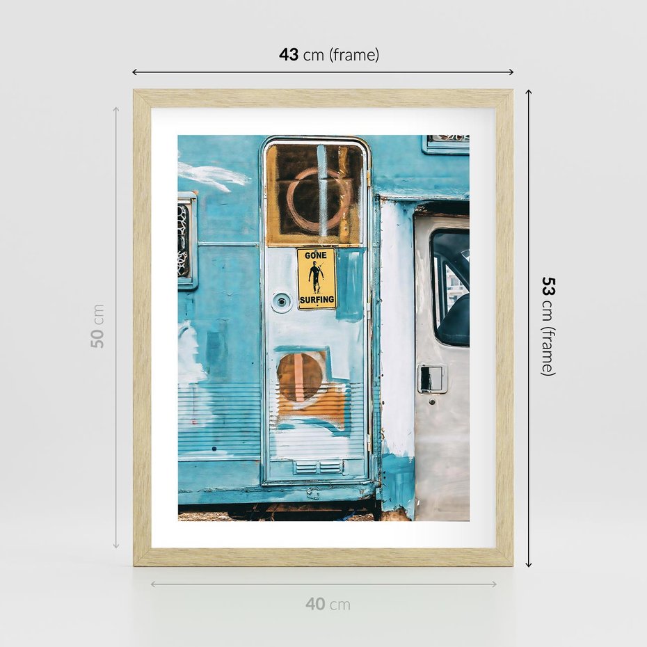 Plakat w ramie 40x50 - Nostalgiczna Podróż - stara przyczepa kempingowa, niebieskie kolory - rama drewno