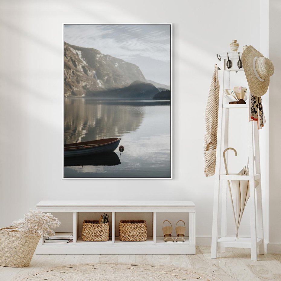 Obraz w ramie 80x120 - Refleksje Natury - morze, łódka - rama biała