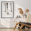 Plakat bez ramy 30x40 - Plażowy Relaks - deska surfingowa, oparta o palmę