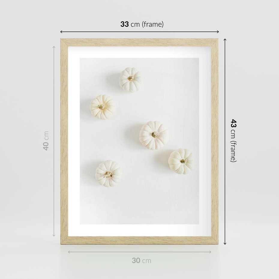 Plakat w ramie 30x40 - Biała Jesień: Dynie na Jasnym Tle - białe dynie, białe tło - rama drewno